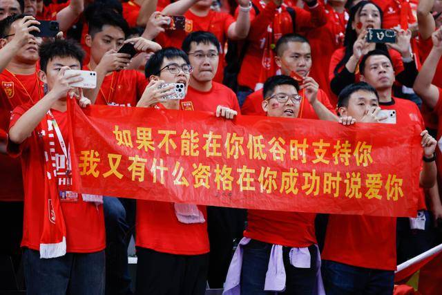 同曦外援空中伸脚踹赵继伟！裁判吹罚违体犯规